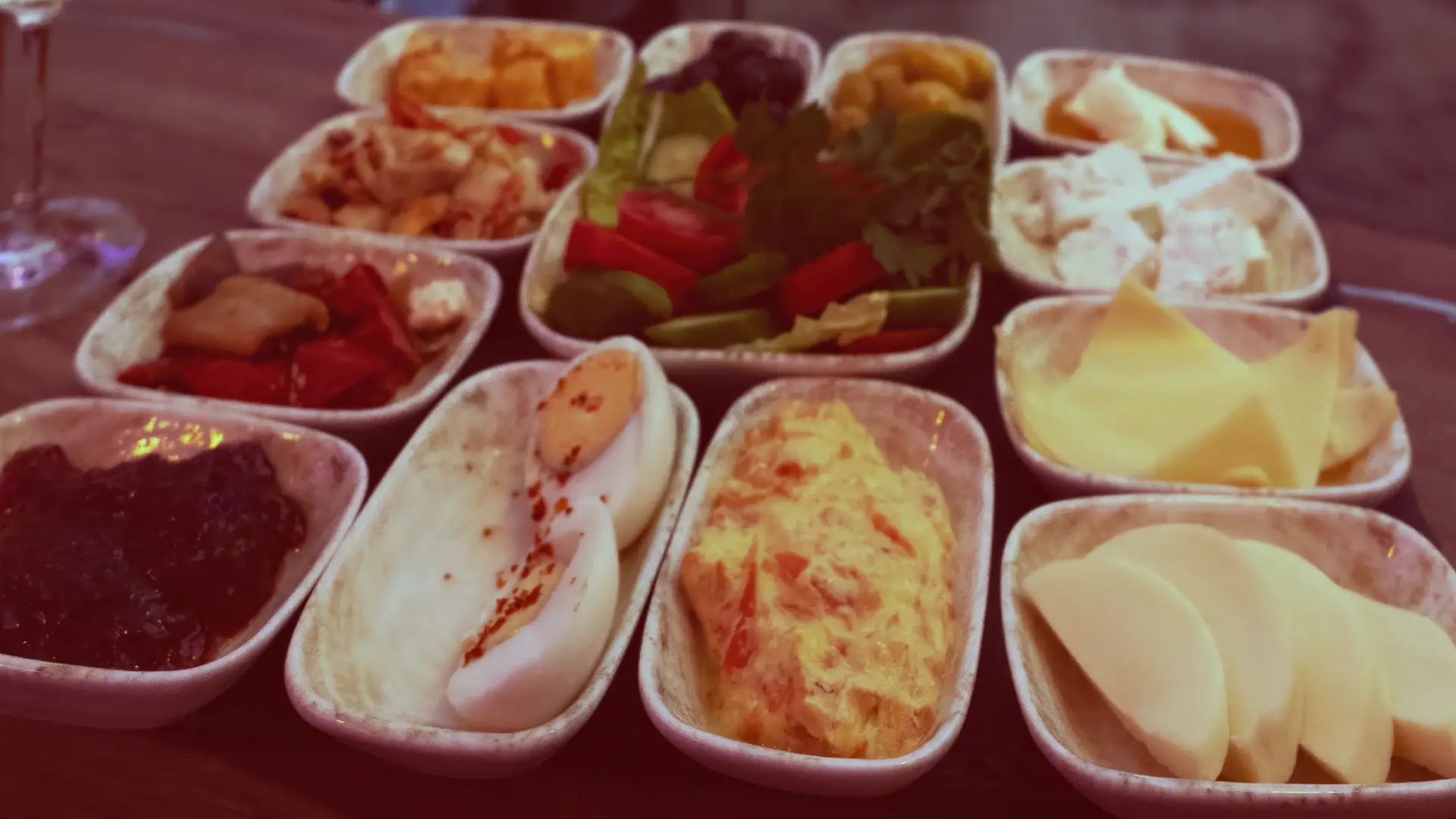 Schälchen mit Antipasti, Käse und Gemüse